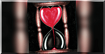 Heart hourglass